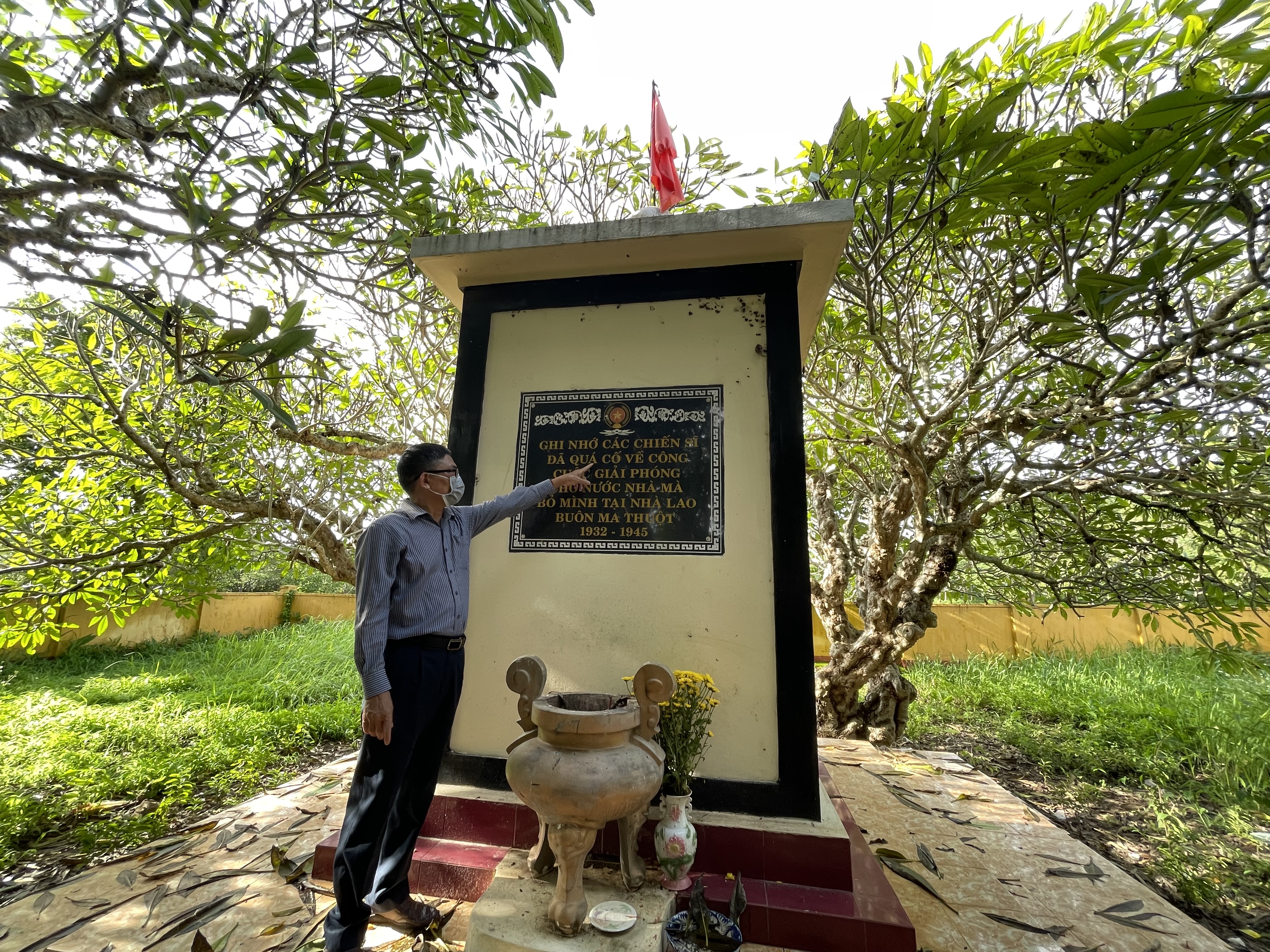 Sớm chỉnh sửa câu chữ trên bia tưởng niệm